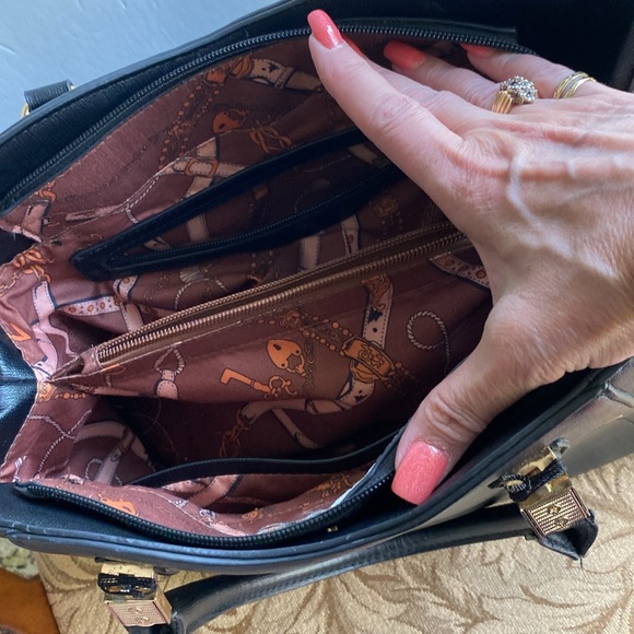 Vintage black PU woman’s tope hand bag with gold tone trim outside zip pocket - Picture 4 of 17